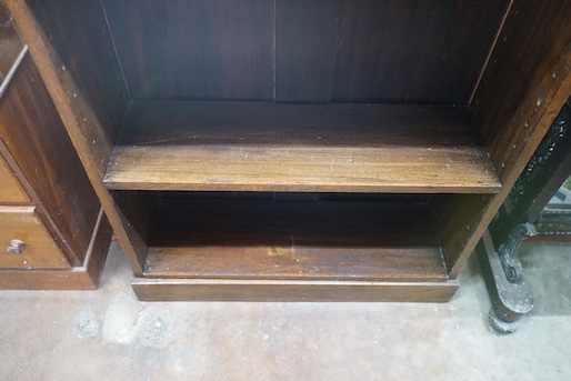 An Edwardian oak open bookcase, length 78cm, width 25cm, height 122cm